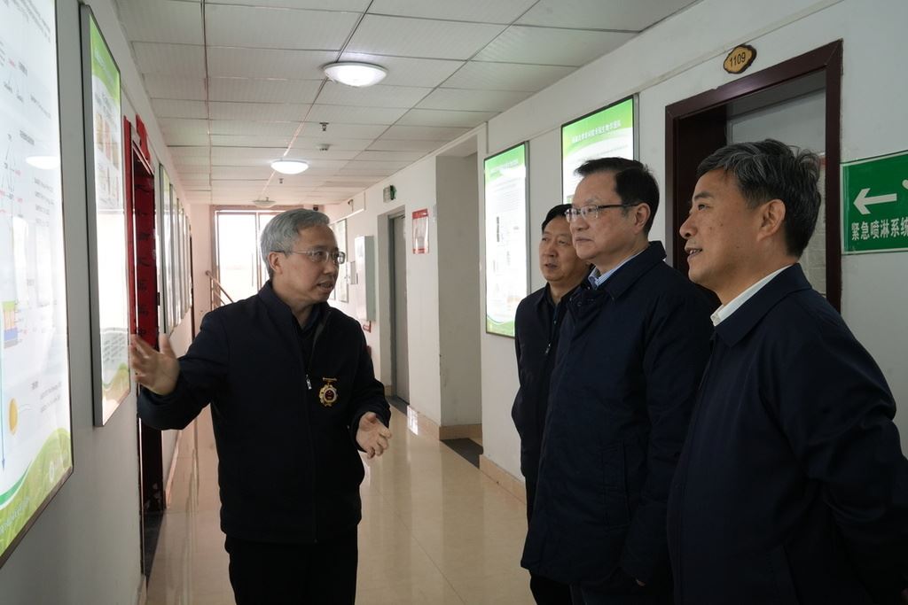 市领导屈谦春节前夕走访慰问 向劳模与困难职工送上新春关怀