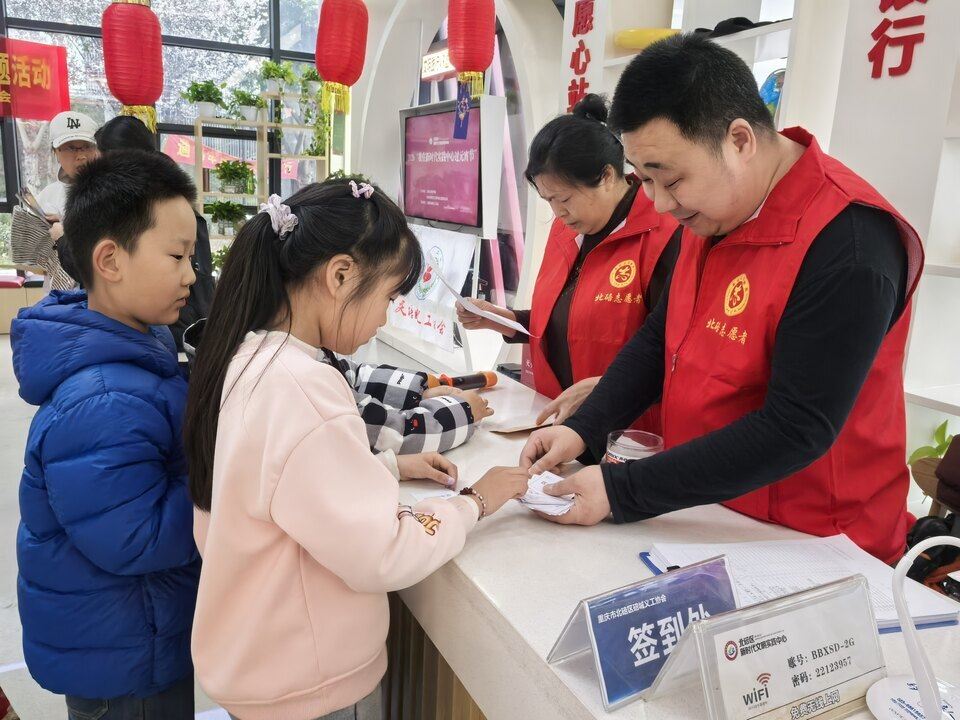 志愿者趣味游园 邀市民共庆元宵佳节