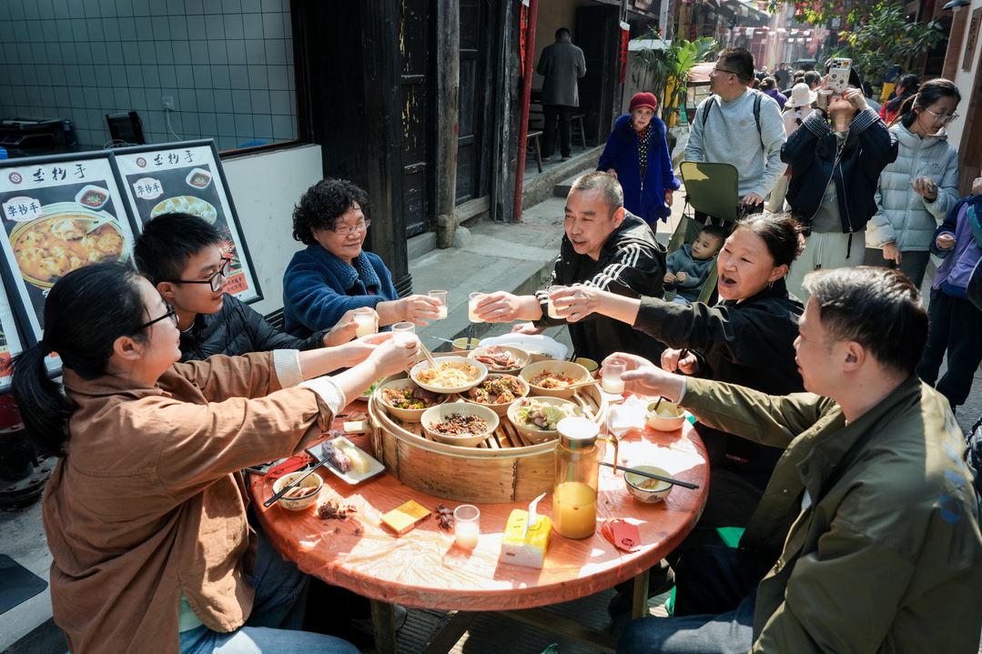 北碚金刀峡镇摆起“长街盛宴” 银票玩法解锁古镇新春