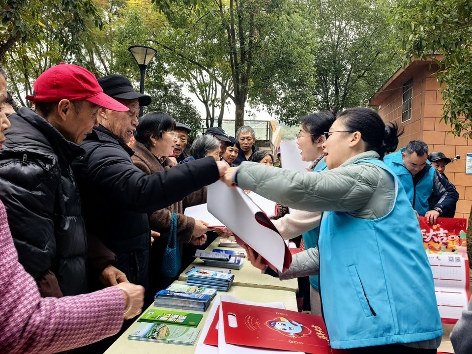 社保服务进乡镇 政策春风暖民心  “情暖回乡路 社保进万家”活动走进统景镇