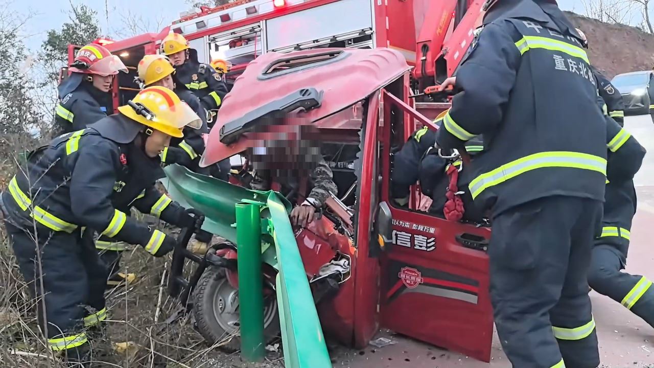 三轮车撞上护栏司机被困 北碚消防紧急救援