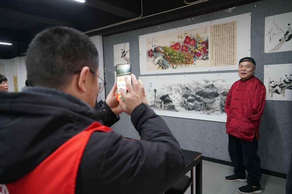 绘新春、励民心，口足书画家社区挥毫