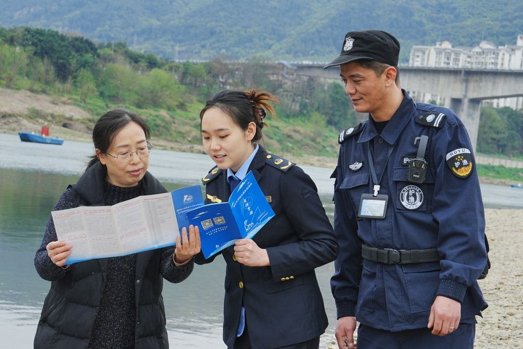 北碚：3月1日起天然水域禁钓四个月 执法人员江边普法 