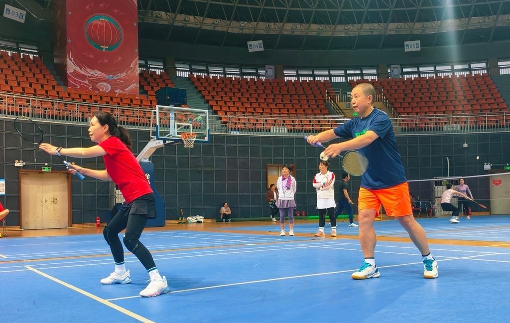 我区举行2026年“妇联杯”和谐家庭羽毛球赛