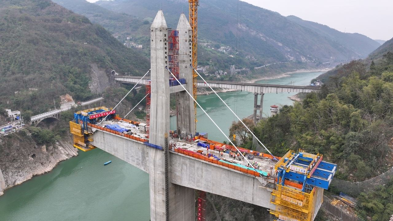 首对斜拉索成功安装！西渝高铁北碚天府嘉陵江特大桥新进展