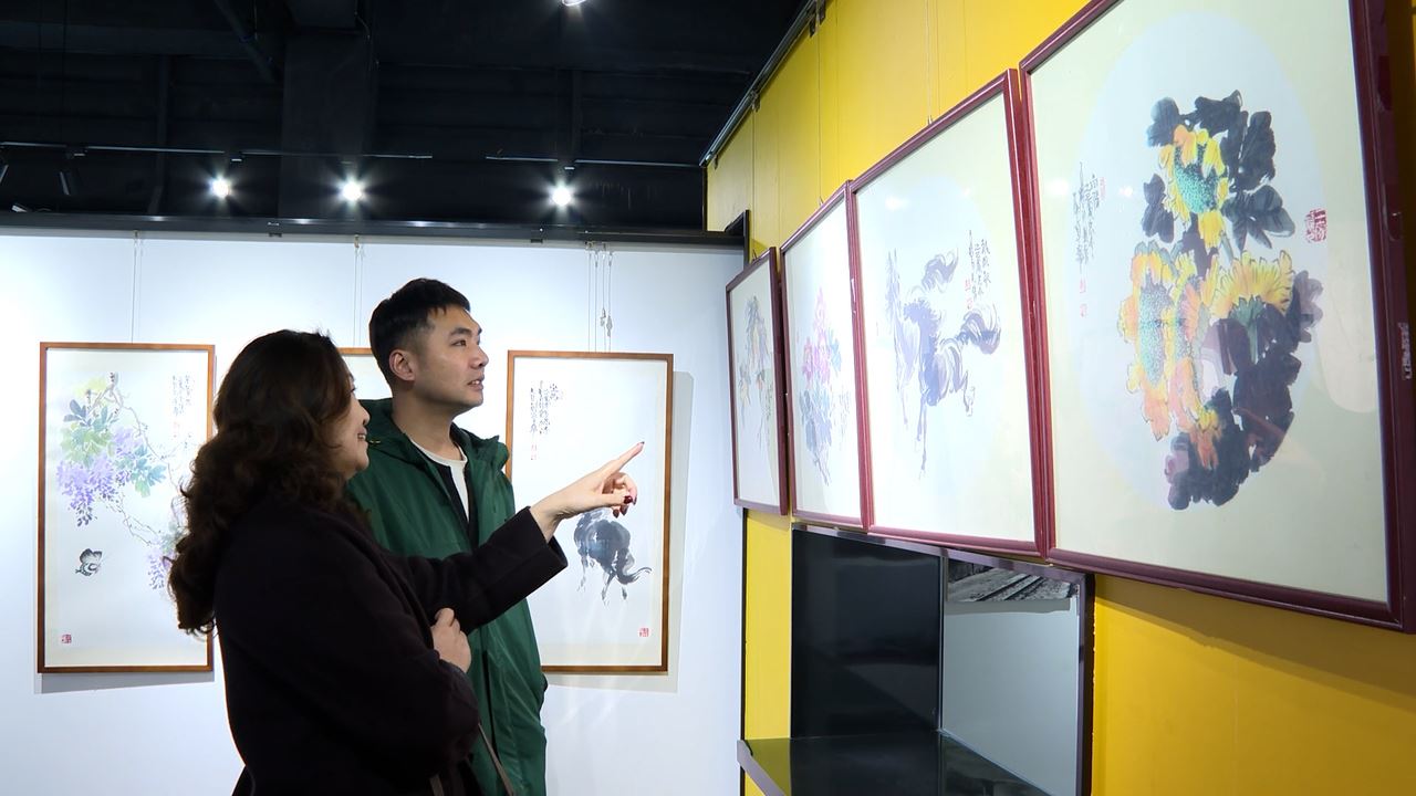 北碚：社区艺术馆里过大年 国画迎春韵味长