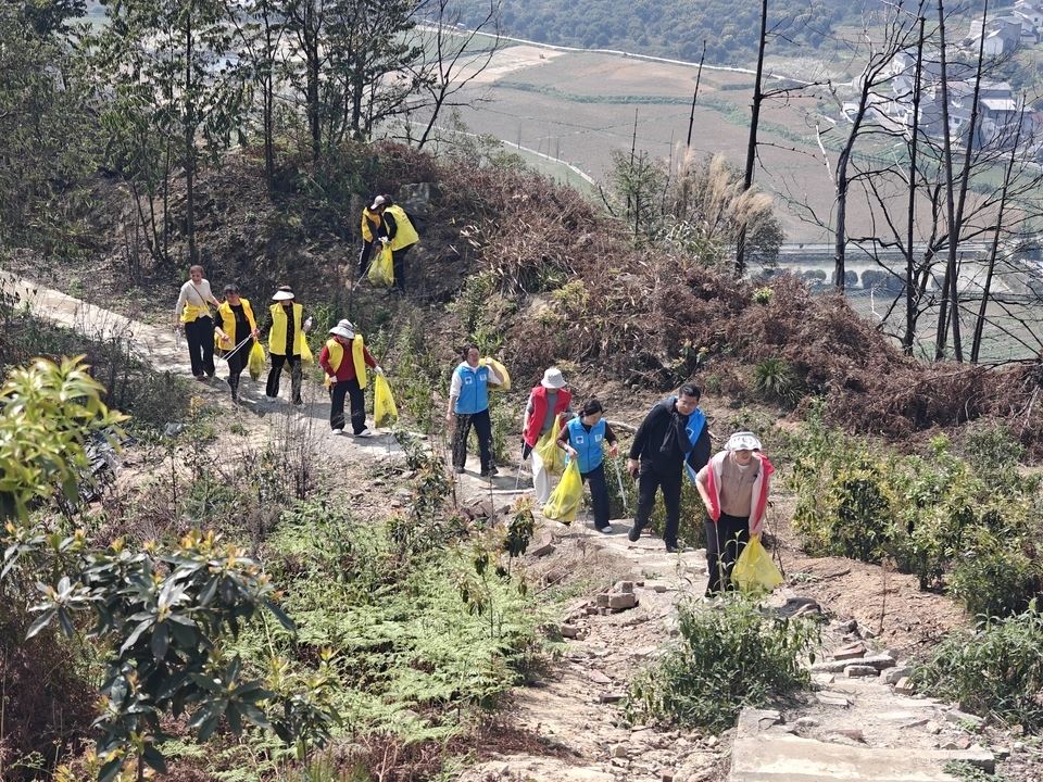 歇马街道虎头村开展净山护绿志愿登山活动